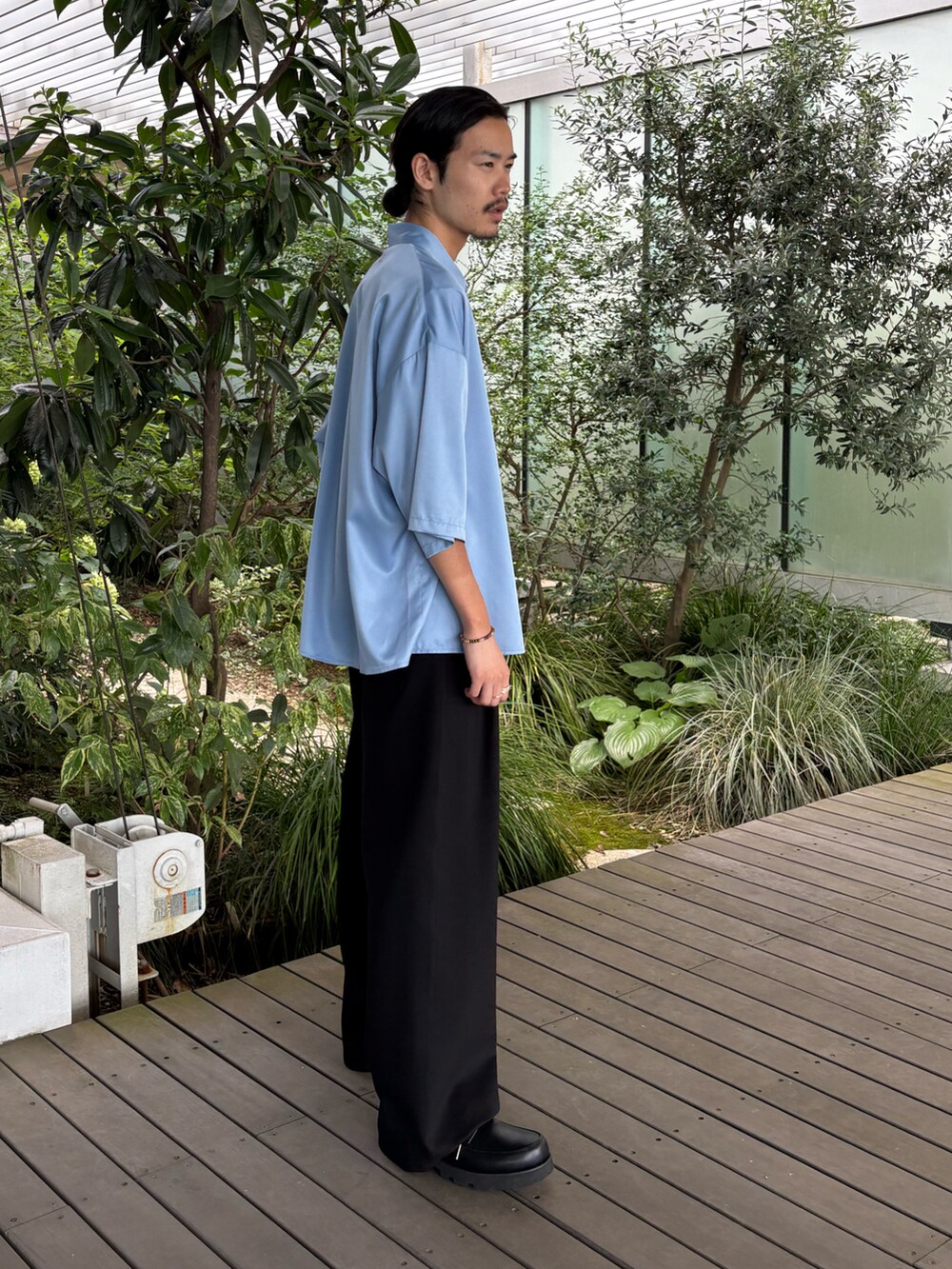 ブルー系のシャツ/ブラウス、ブラック系のドレスシューズを着用したメンズの夏コーディネートの2枚目の写真