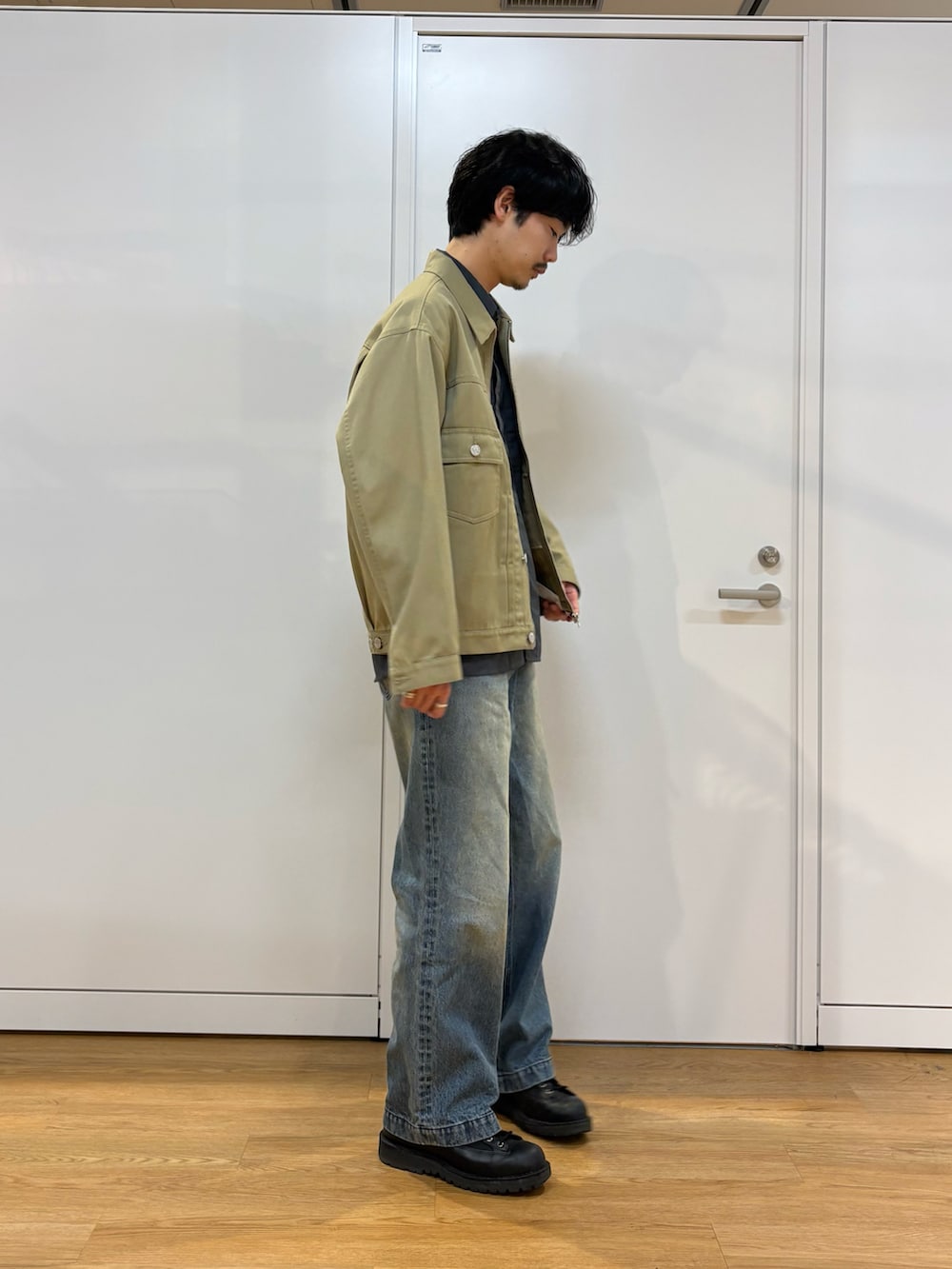 ベージュ系のブルゾンを着用したメンズの春コーディネートの2枚目の写真
