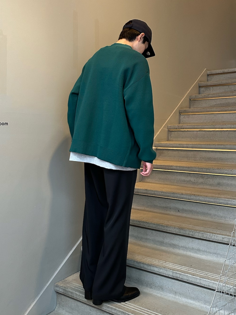 グリーン系のカーディガン/ボレロ、グレー系のスウェット、ブラック系のその他パンツを着用したメンズの冬コーディネートの3枚目の写真