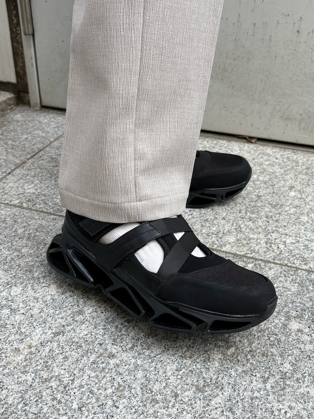 ベージュ系のその他パンツ、ブラック系のサンダル、ブラック系のシャツ/ブラウスを着用したメンズの春コーディネートの3枚目の写真