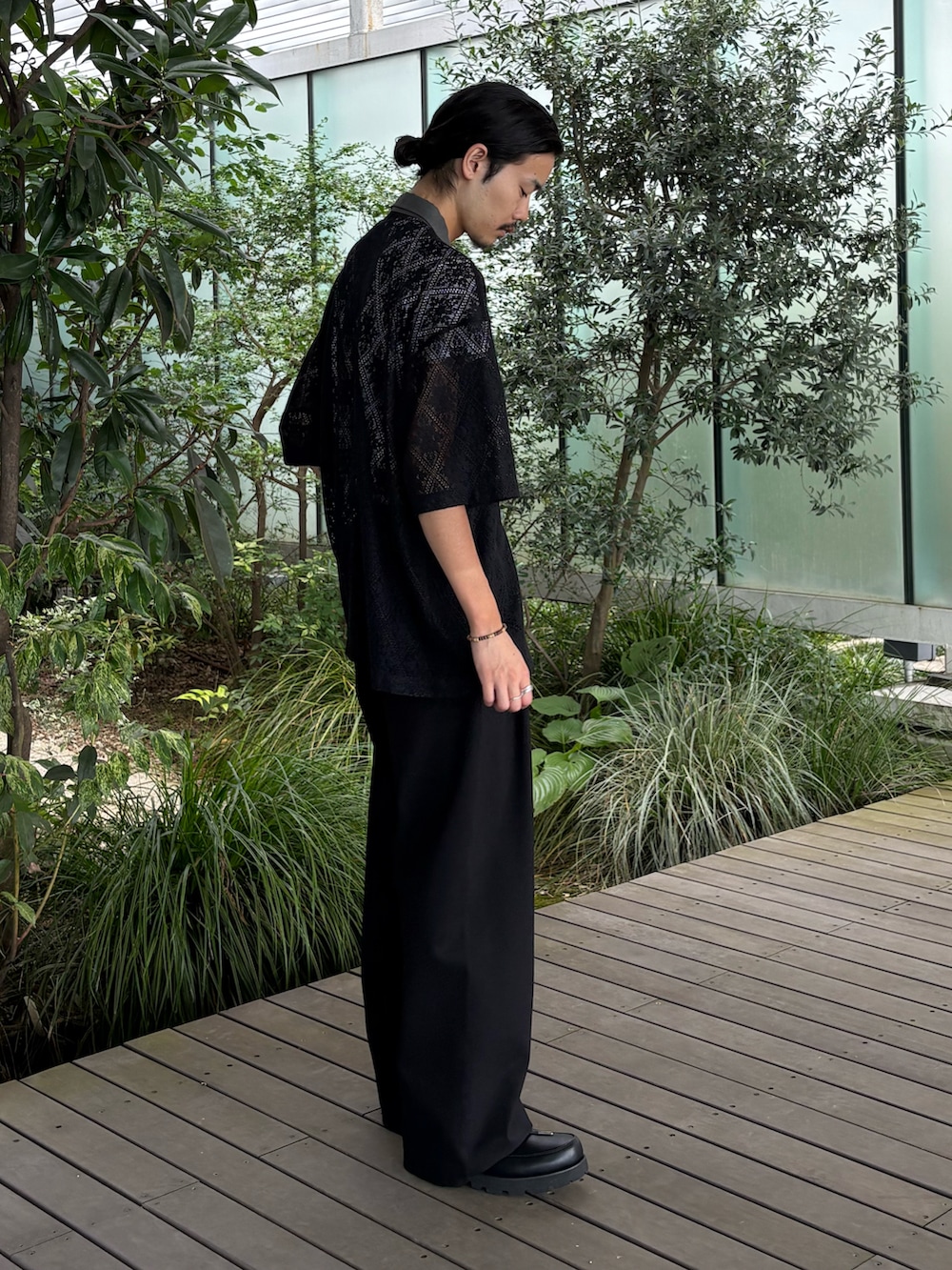 ベージュ系のシャツ/ブラウス、ブラック系のドレスシューズを着用したメンズの夏コーディネートの3枚目の写真