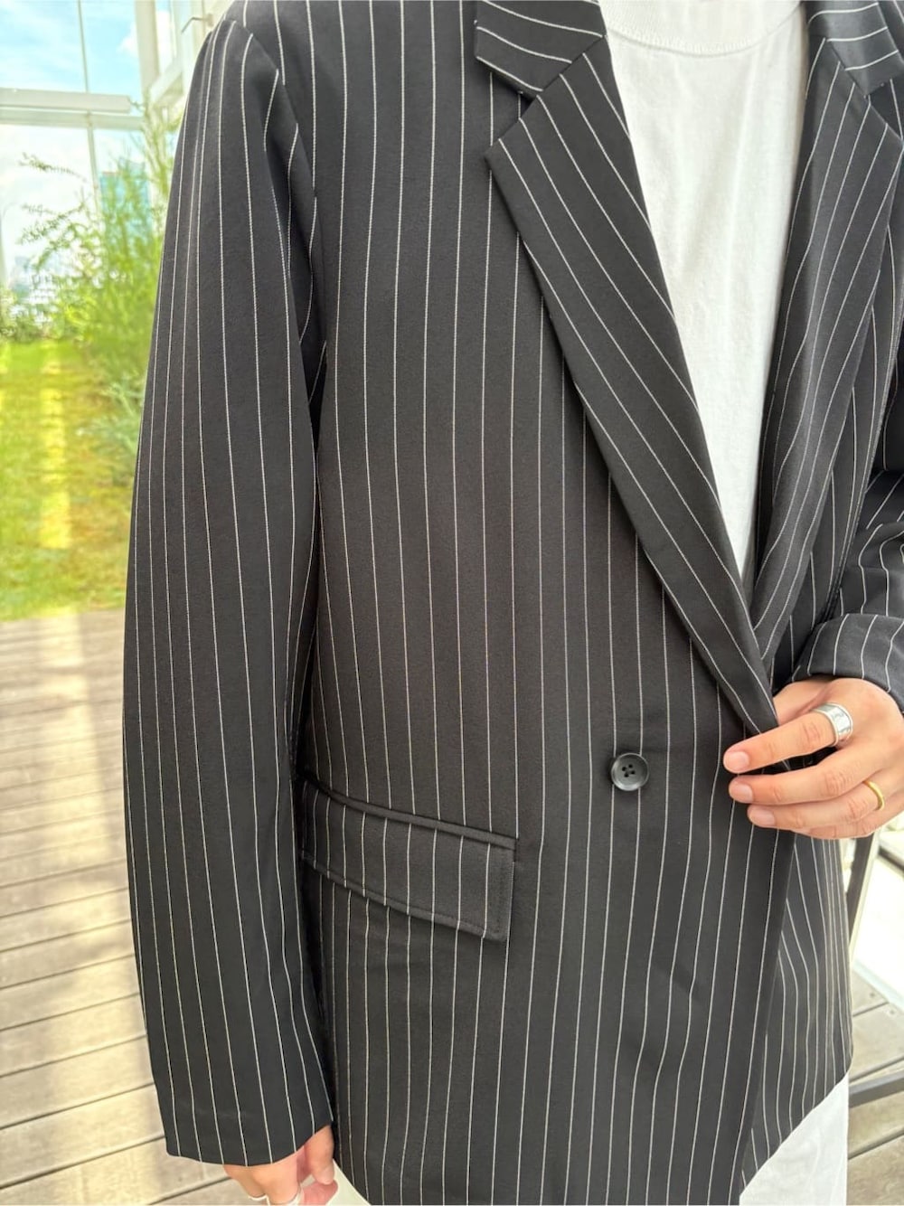ホワイト系のその他パンツ、ブラック系のテーラードジャケットを着用したメンズの夏コーディネートの3枚目の写真