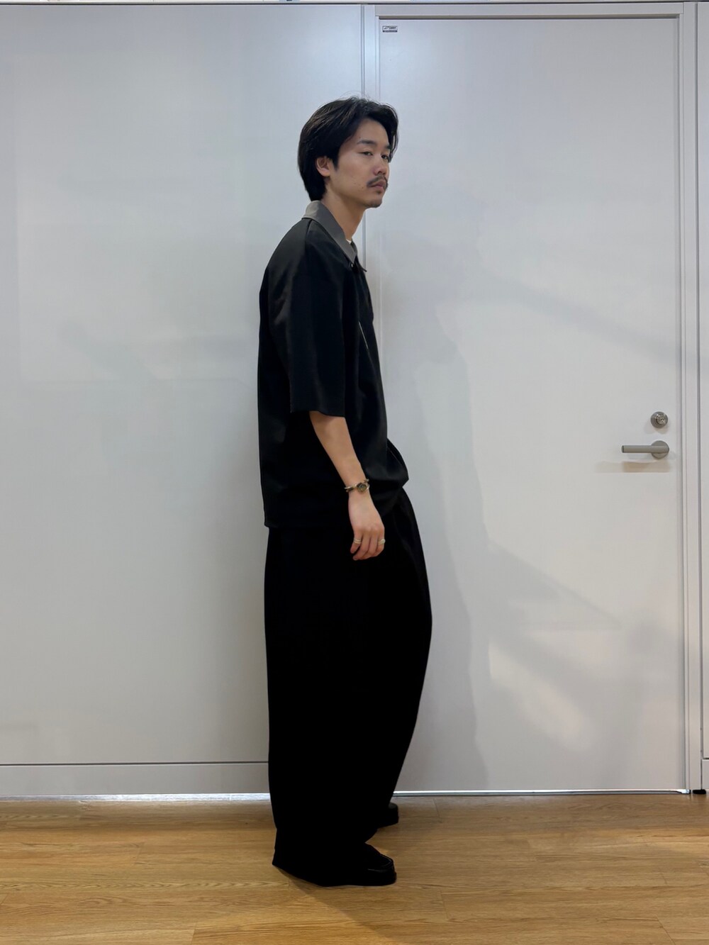 ブラック系のTシャツ/カットソー、ブラック系のその他パンツを着用したメンズの春コーディネートの2枚目の写真