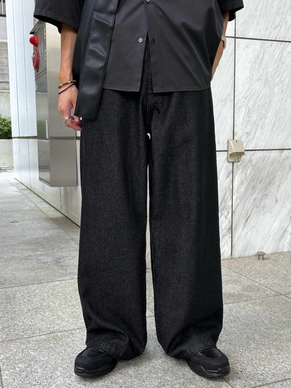 ブラック系のショルダーバッグ、ブラック系のシャツ/ブラウス、ブラック系のデニムパンツを着用したメンズの夏コーディネートの4枚目の写真