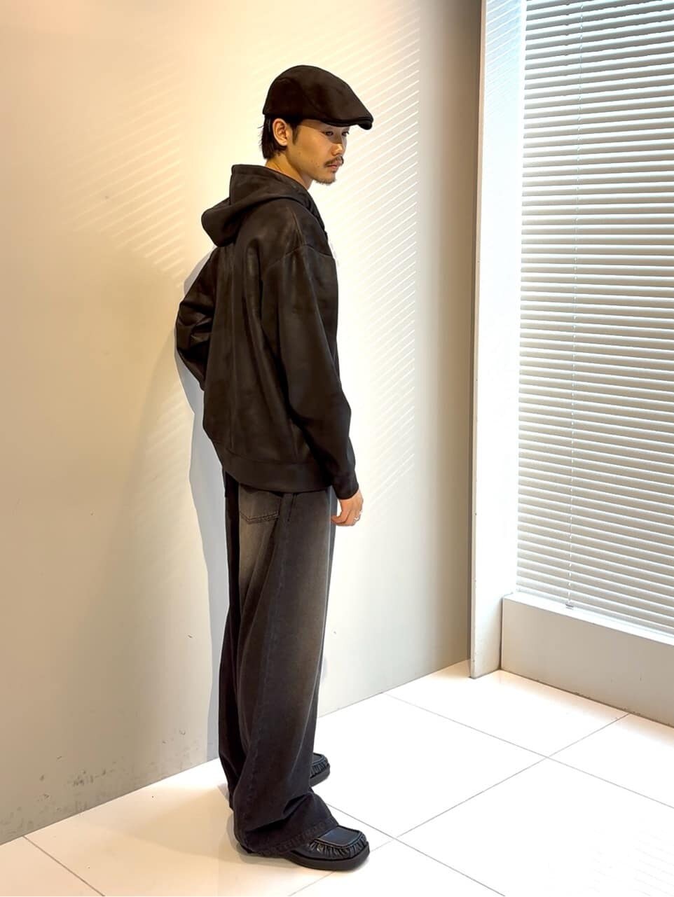 ブラック系のパーカー、ブルー系のドレスシューズを着用したメンズの夏コーディネートの3枚目の写真