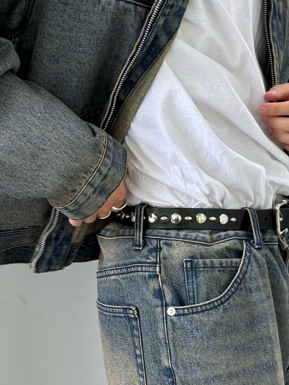 ブルー系のデニムジャケット、ブルー系のデニムパンツ、ブラック系のベルトを着用したメンズの夏コーディネートの3枚目の写真