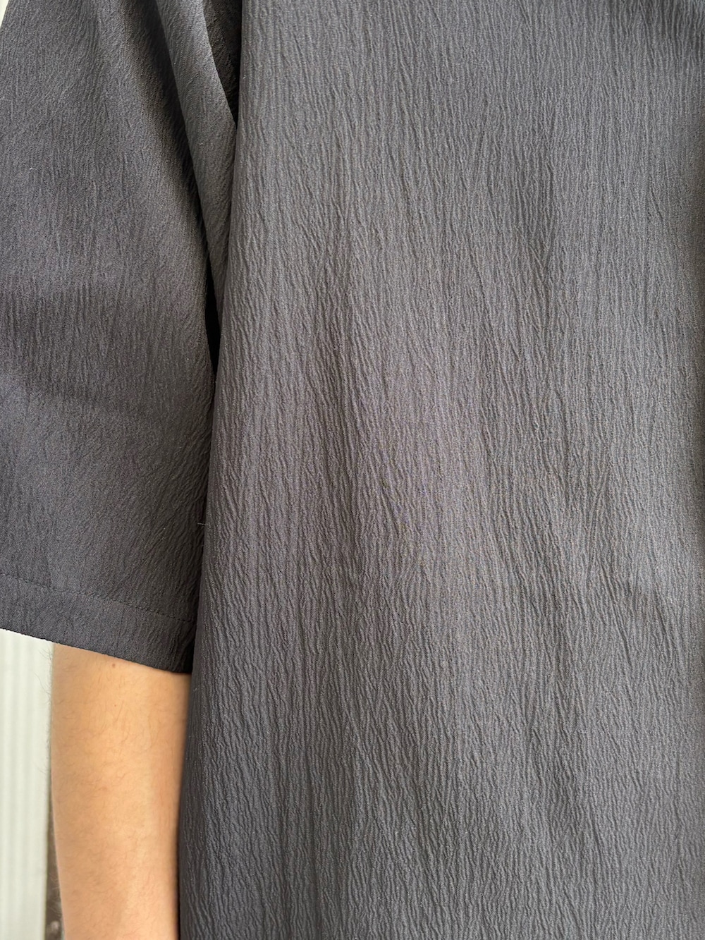 ベージュ系のその他パンツ、ブラック系のサンダル、ブラック系のシャツ/ブラウスを着用したメンズの春コーディネートの2枚目の写真