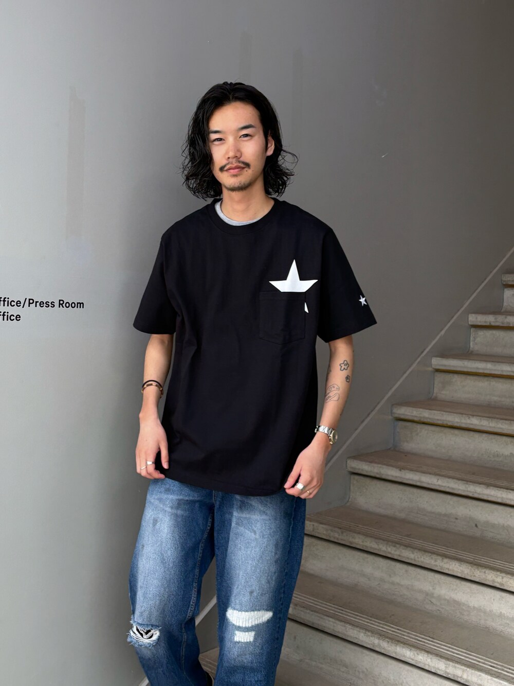 ブラック系のTシャツ/カットソー、ブルー系のデニムパンツを着用したメンズの春コーディネートの3枚目の写真