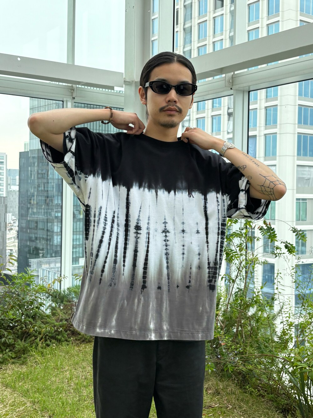 ブラック系のTシャツ/カットソーを着用したメンズの春コーディネートの3枚目の写真