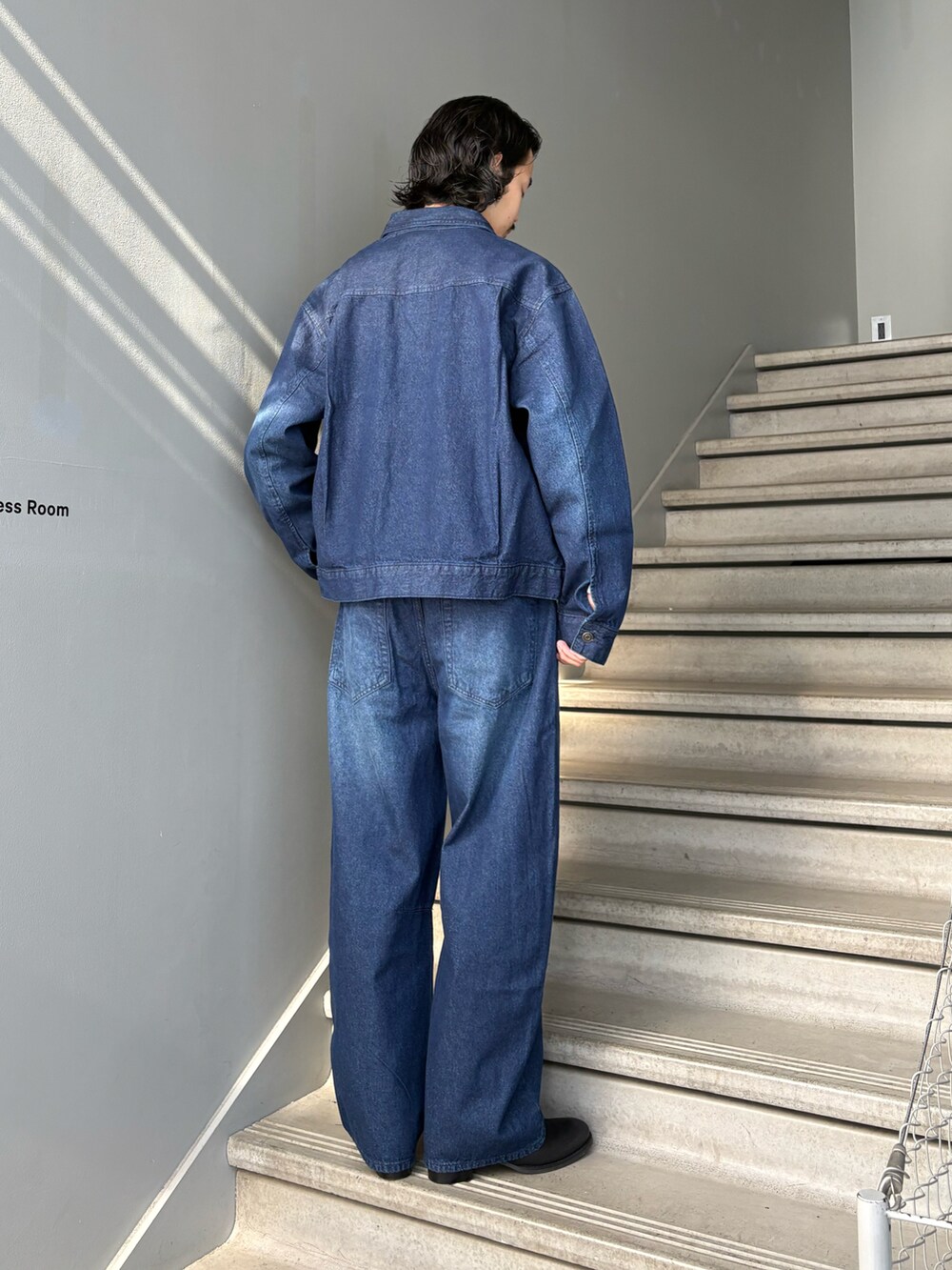 ブルー系のセットアップを着用したメンズの春コーディネートの3枚目の写真