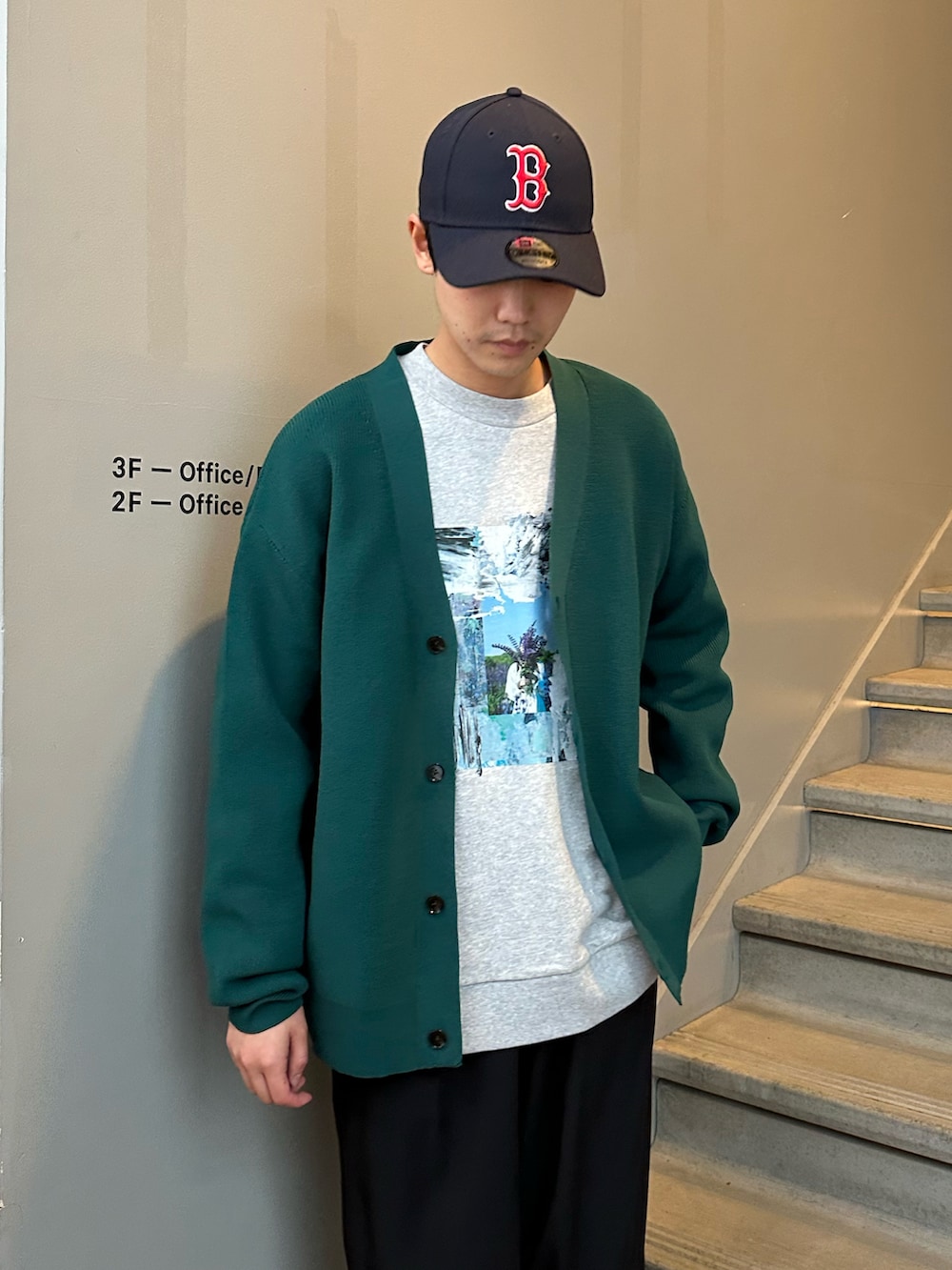 グリーン系のカーディガン/ボレロ、グレー系のスウェット、ブラック系のその他パンツを着用したメンズの冬コーディネートの4枚目の写真