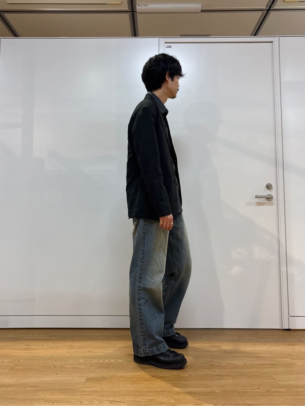 ブラック系のセットアップを着用したメンズの春コーディネートの2枚目の写真