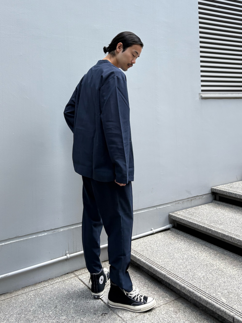 ブルー系のセットアップを着用したメンズの夏コーディネートの2枚目の写真