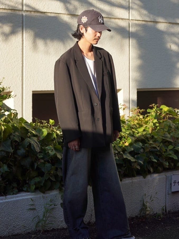 ブラック系のセットアップ、ホワイト系のTシャツ/カットソーを着用したメンズの夏コーディネートの2枚目の写真