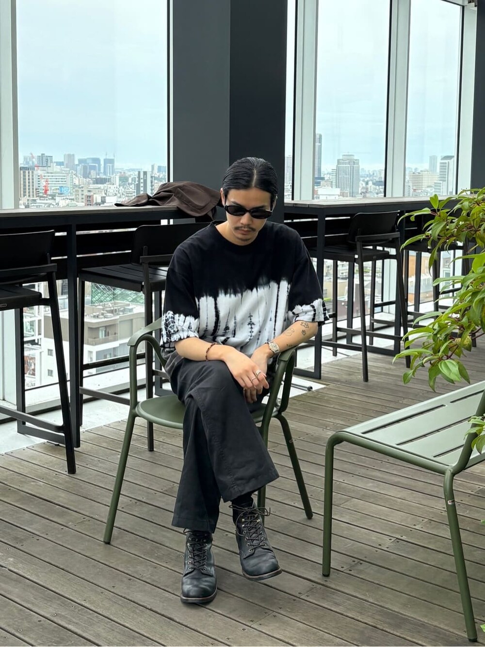 ブラック系のTシャツ/カットソーを着用したメンズの春コーディネートの3枚目の写真