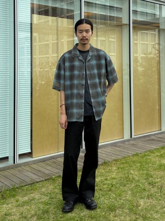 グリーン系のシャツ/ブラウスを着用したメンズの春コーディネートの3枚目の写真