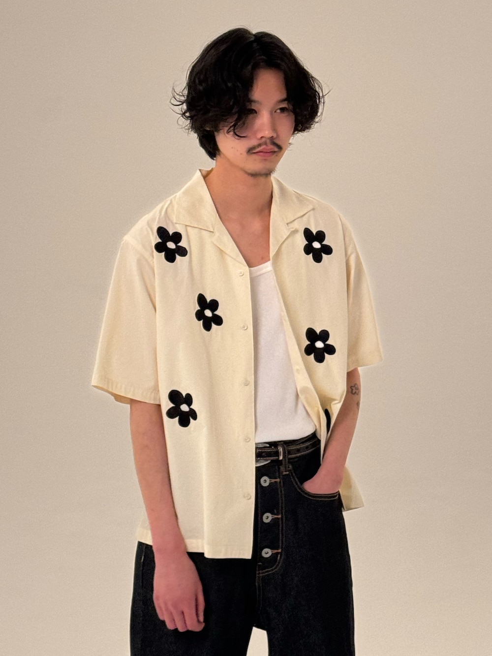 ホワイト系のシャツ/ブラウス、ブルー系のデニムパンツ、ブラック系のブーツを着用したメンズの春コーディネートの2枚目の写真