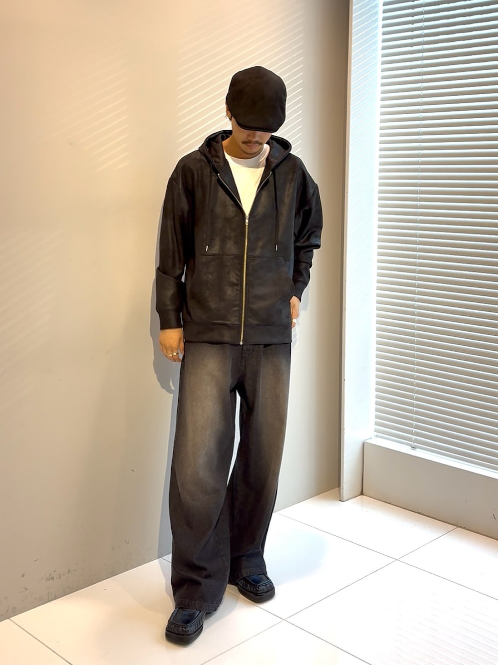 ブラック系のパーカー、ブラック系のデニムパンツを着用したメンズの夏コーディネートの2枚目の写真