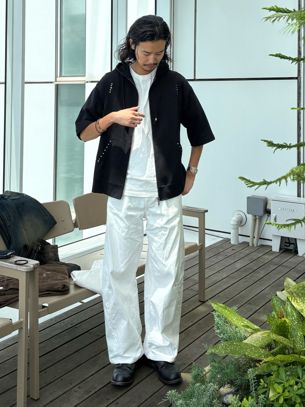 ブラック系のパーカー、ホワイト系のその他パンツを着用したメンズの夏コーディネートの2枚目の写真