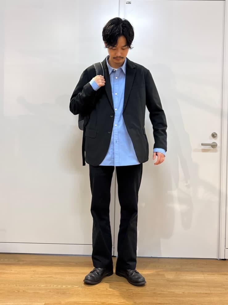 ブルー系のシャツ/ブラウス、ブラック系のセットアップ、ブラック系のバックパック/リュックを着用したメンズの春コーディネートの3枚目の写真