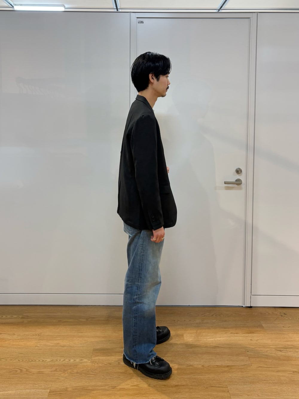 ブラック系のセットアップを着用したメンズの春コーディネートの2枚目の写真