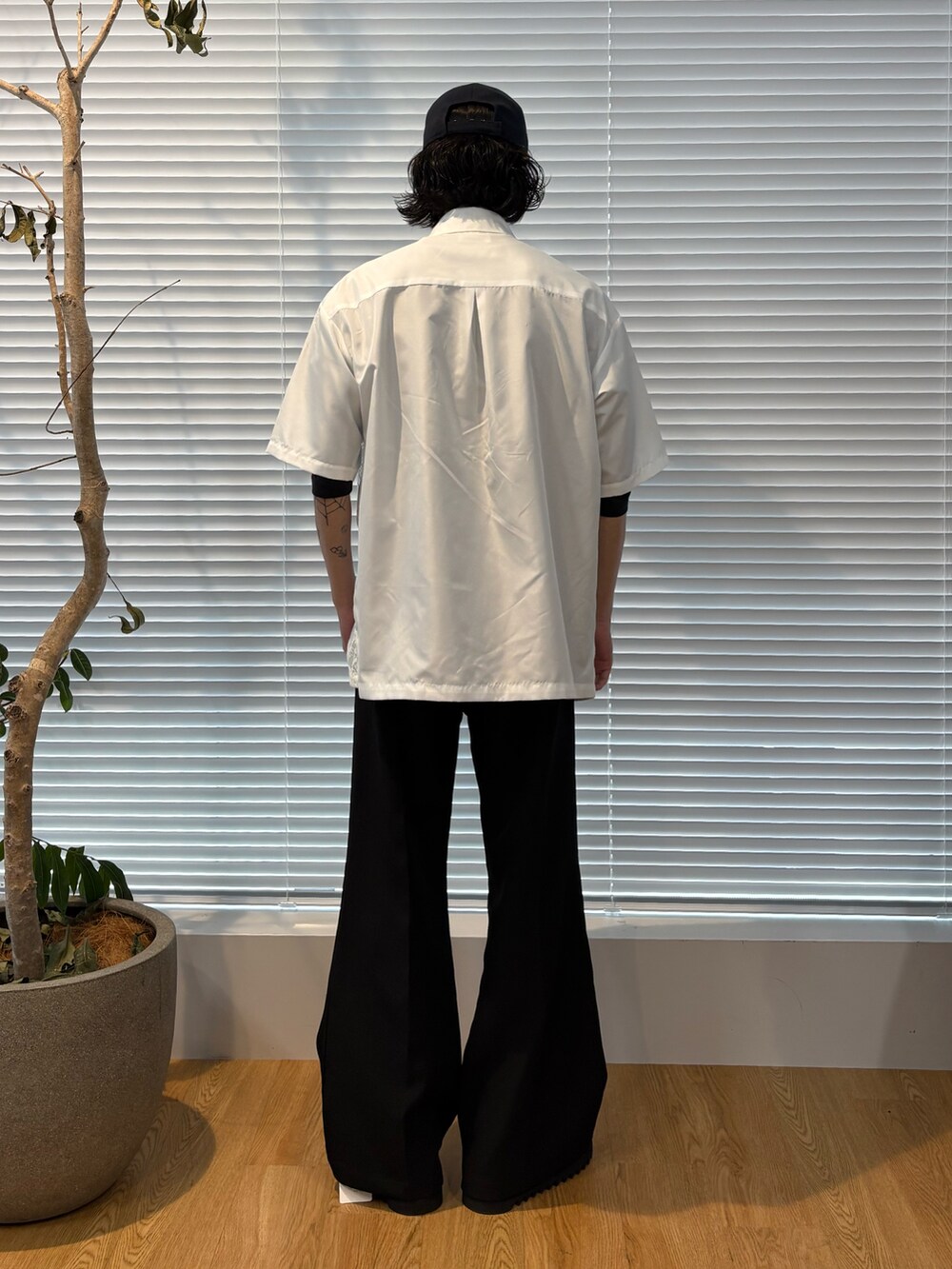 ホワイト系のシャツ/ブラウス、ブラック系のその他パンツ、ブラック系のサンダルを着用したメンズの春コーディネートの4枚目の写真