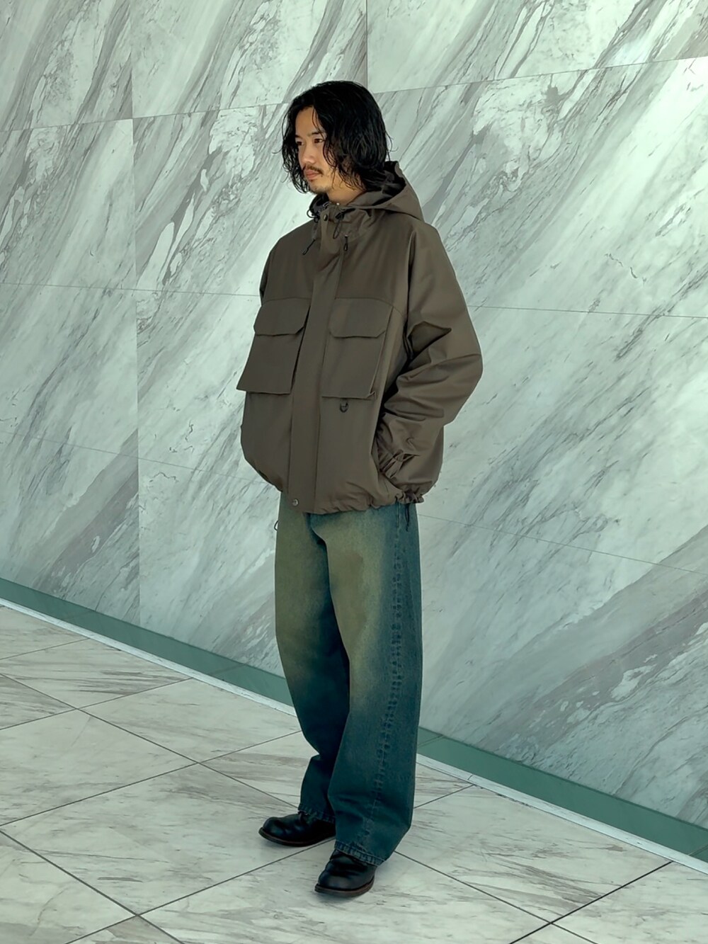 ブラック系のデニムパンツを着用したメンズの冬コーディネートの2枚目の写真