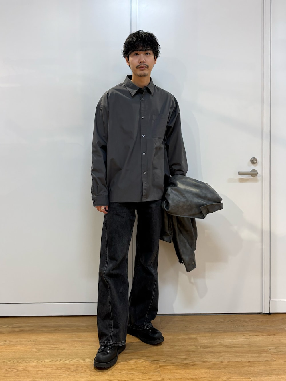 グレー系のシャツ/ブラウス、ブラック系のブルゾンを着用したメンズの春コーディネートの3枚目の写真