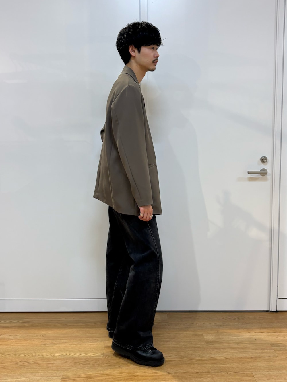 ブラウン系のセットアップを着用したメンズの春コーディネートの3枚目の写真