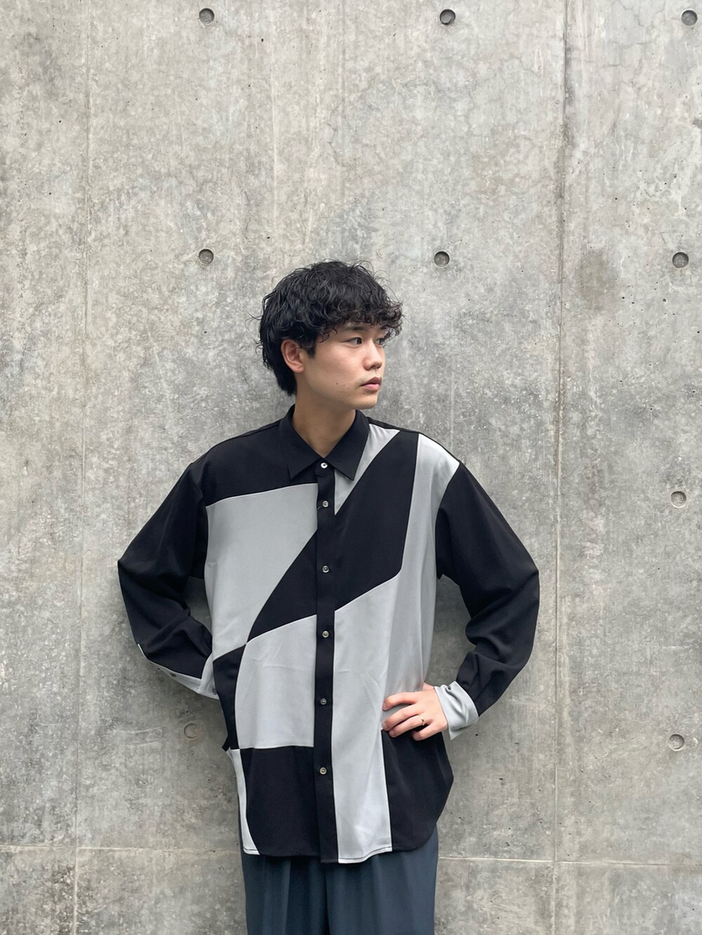 ブラック系のシャツ/ブラウス、ブルー系のその他パンツを着用したメンズの夏コーディネートの2枚目の写真