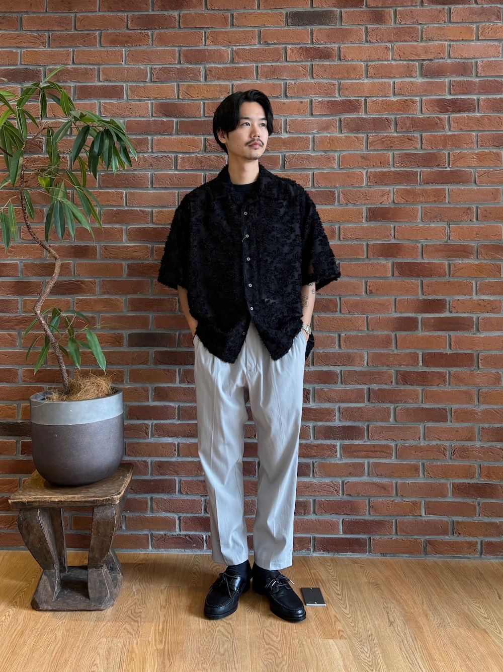 ブラック系のシャツ/ブラウス、グレー系のその他パンツ、ブラック系のサンダルを着用したメンズの夏コーディネートの2枚目の写真