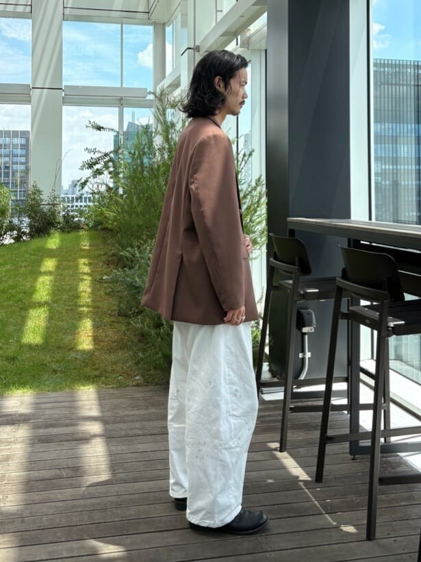 グレー系のテーラードジャケット、ホワイト系のその他パンツを着用したメンズの夏コーディネートの2枚目の写真