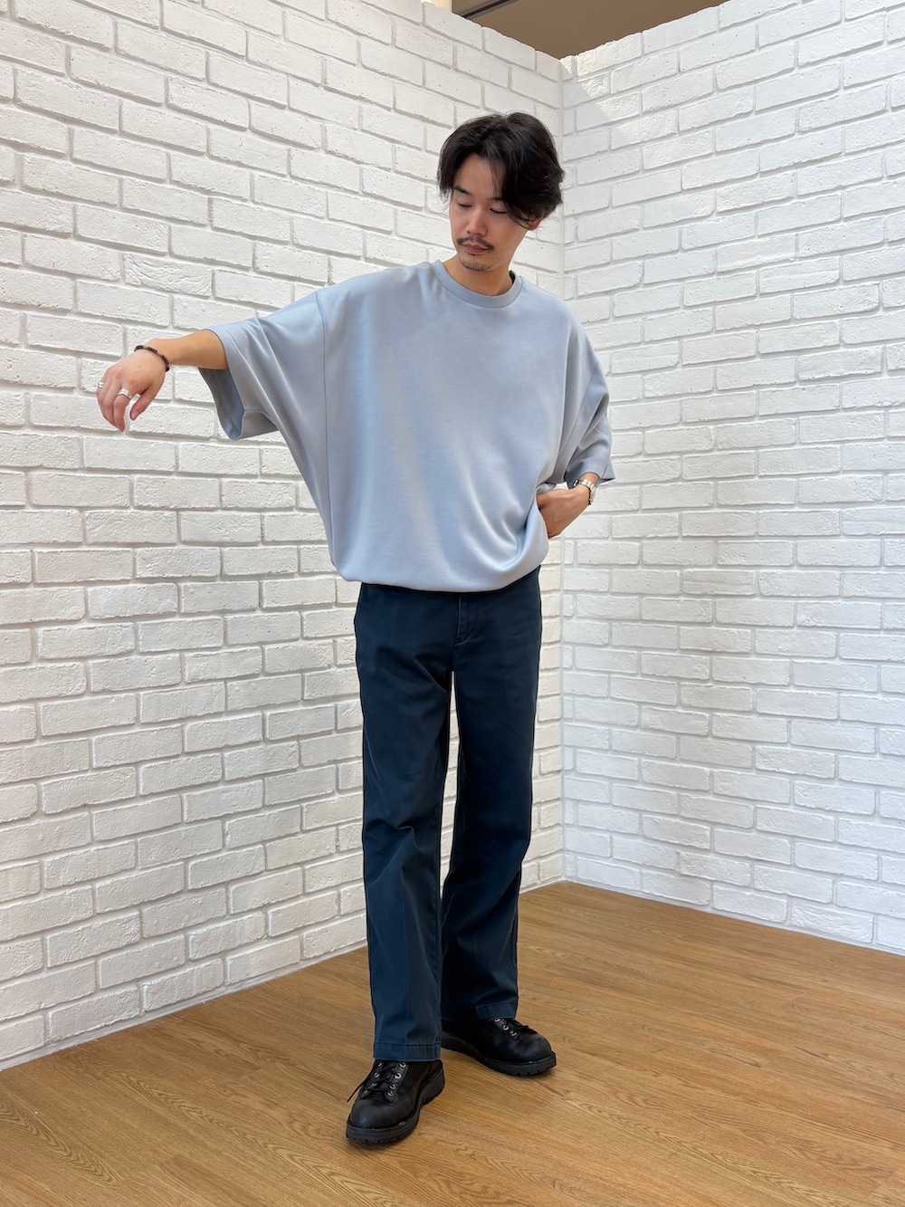 ブルー系のTシャツ/カットソーを着用したメンズの夏コーディネートの2枚目の写真