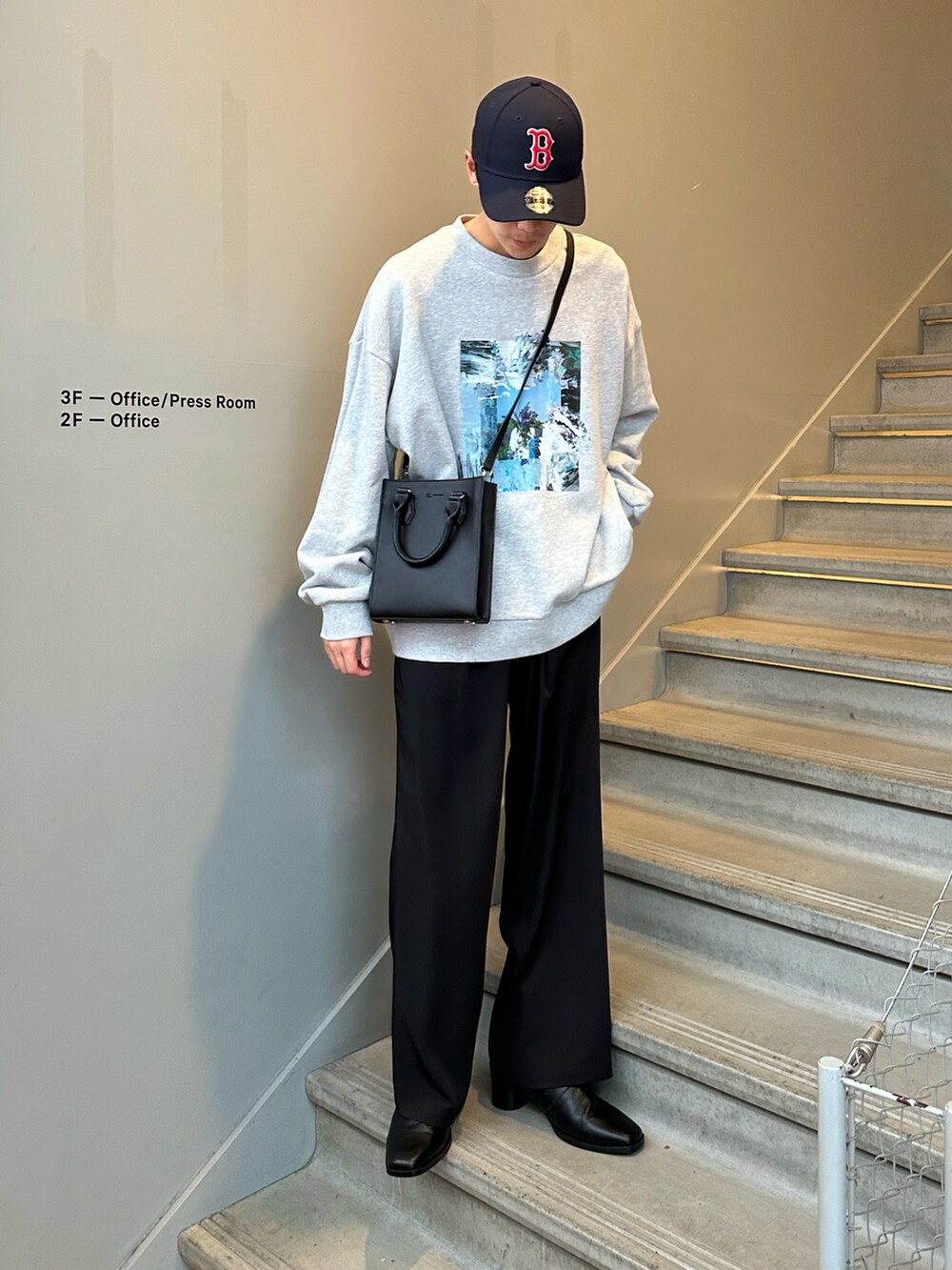 グレー系のスウェット、ブラック系のショルダーバッグ、ブラック系のその他パンツを着用したメンズの冬コーディネートの2枚目の写真