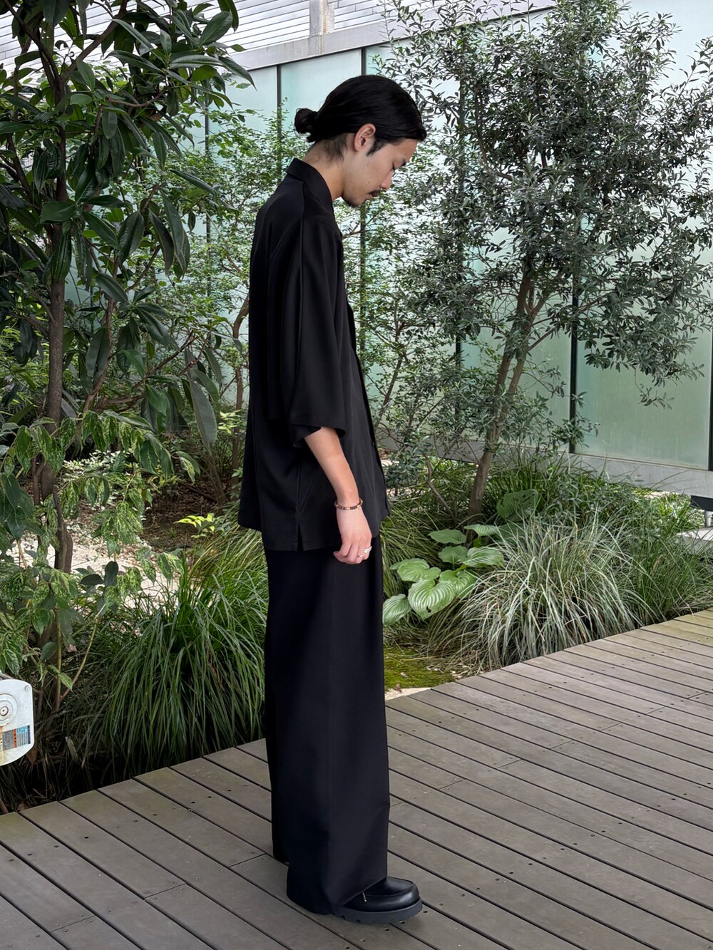 ブラック系のシャツ/ブラウス、ブラック系のドレスシューズを着用したメンズの夏コーディネートの2枚目の写真