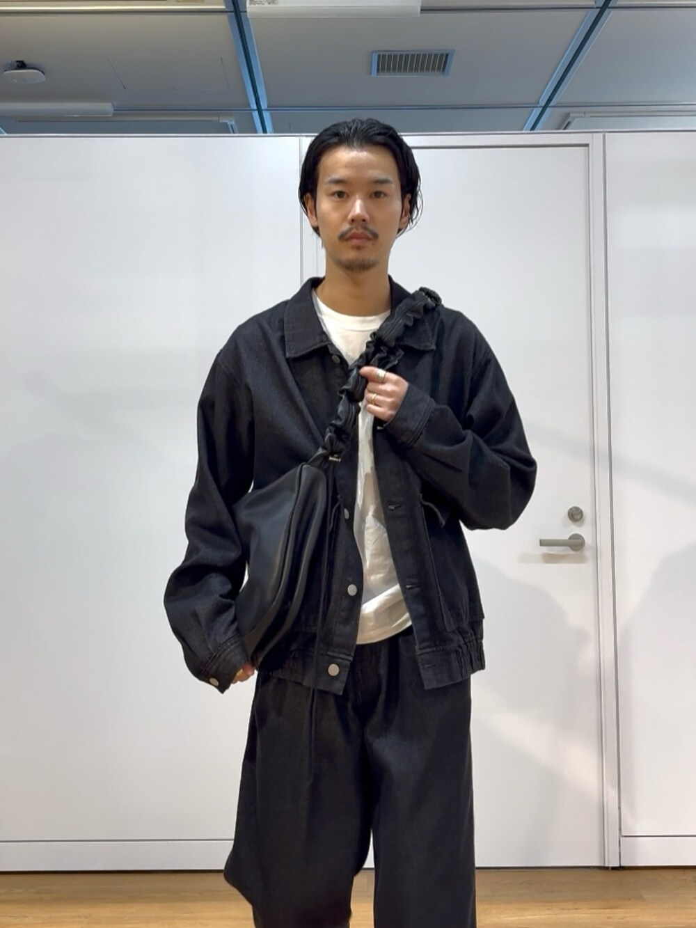 ブラック系のセットアップを着用したメンズの秋コーディネートの2枚目の写真