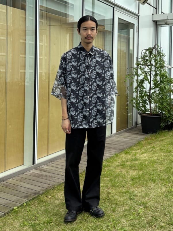 ブラック系のシャツ/ブラウスを着用したメンズの春コーディネートの2枚目の写真