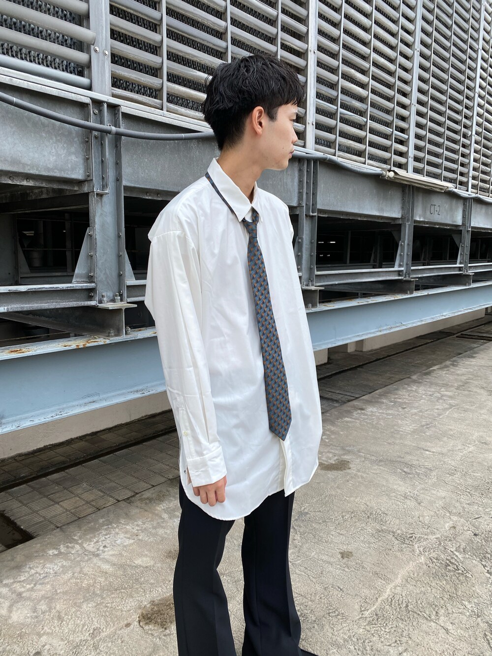 ホワイト系のシャツ/ブラウス、ブルー系のネクタイ、ブラック系のその他パンツを着用したメンズの秋コーディネートの2枚目の写真