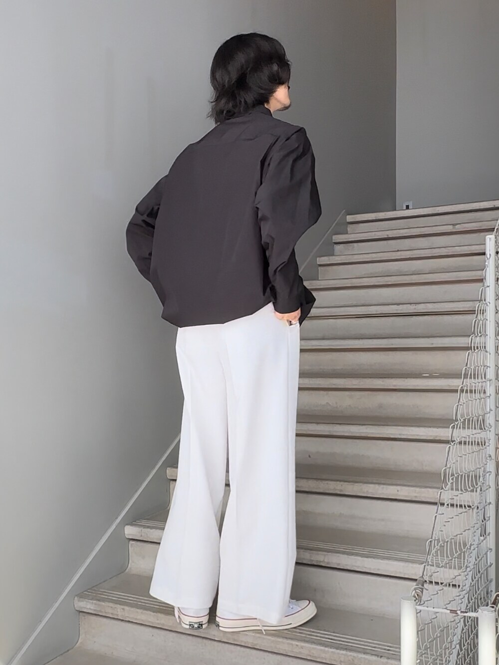 ブラック系のシャツ/ブラウス、ホワイト系のスラックスを着用したメンズの夏コーディネートの2枚目の写真