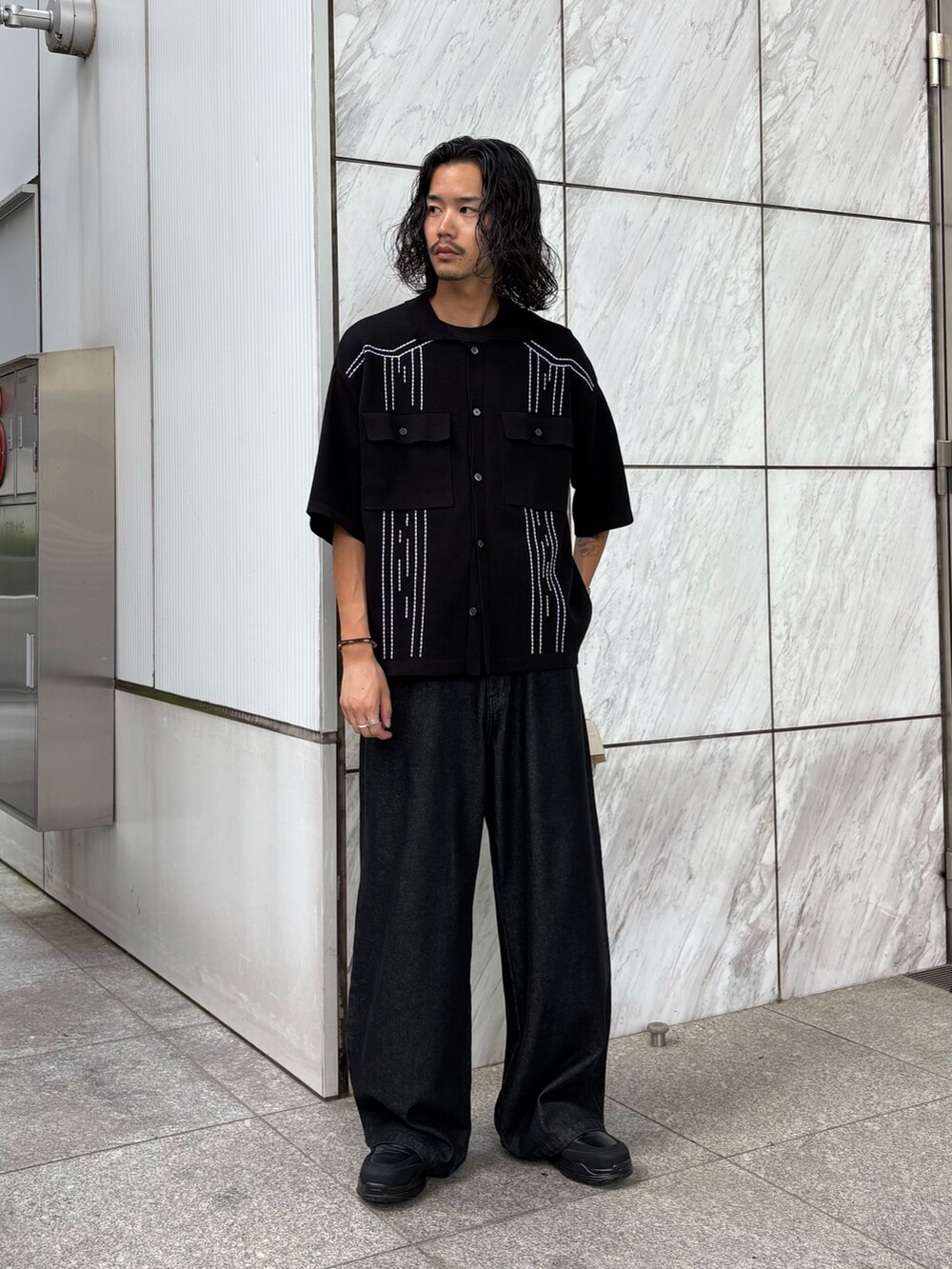 ブラック系のカーディガン/ボレロ、ブラック系のデニムパンツを着用したメンズの夏コーディネートの2枚目の写真