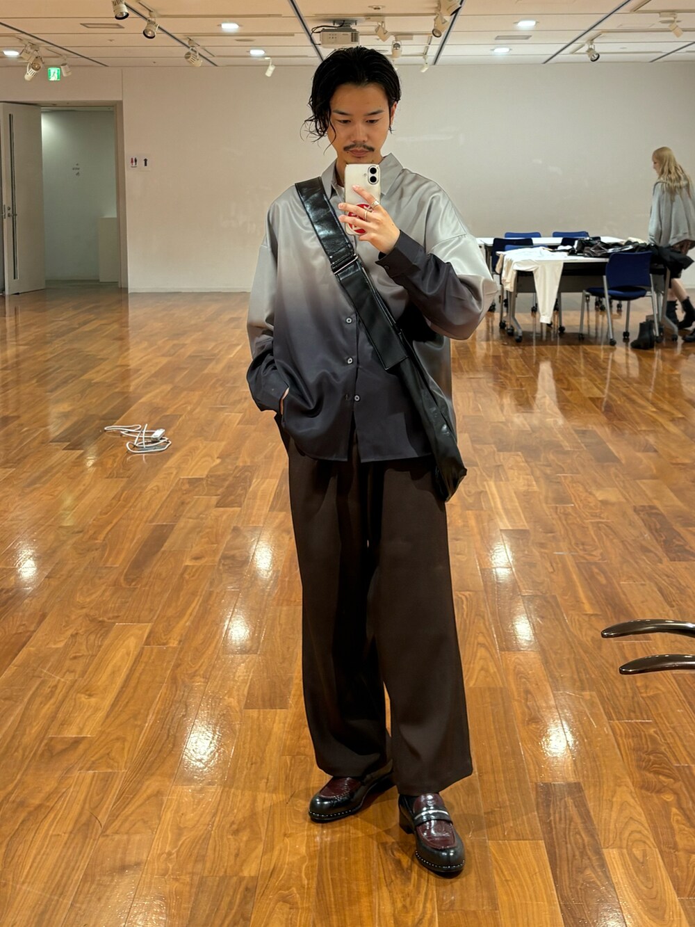 グレー系のシャツ/ブラウス、ブラック系のショルダーバッグ、ブラック系のドレスシューズを着用したメンズの秋コーディネートの4枚目の写真