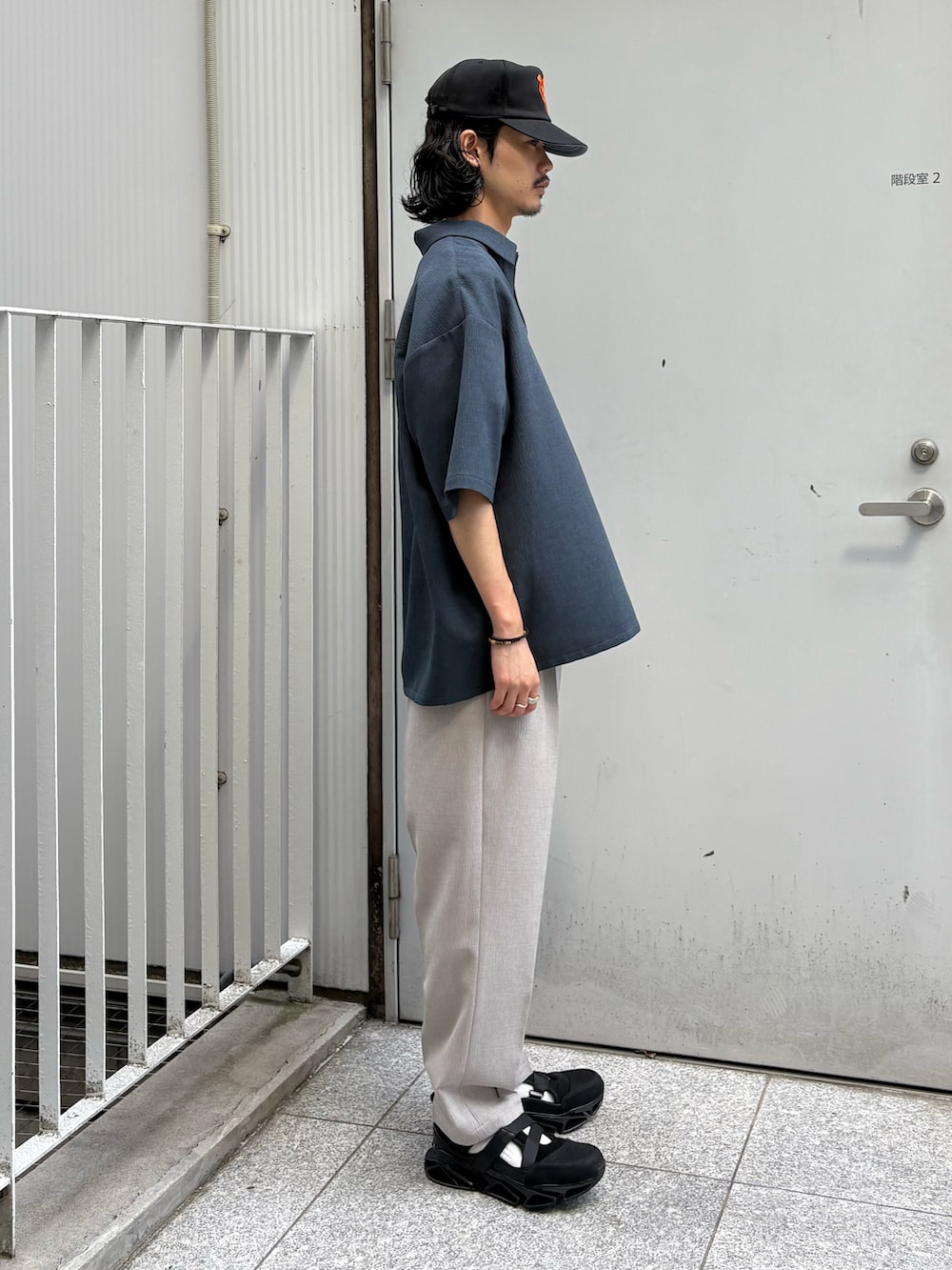 ブルー系のシャツ/ブラウス、ベージュ系のその他パンツ、ブラック系のサンダルを着用したメンズの夏コーディネートの2枚目の写真