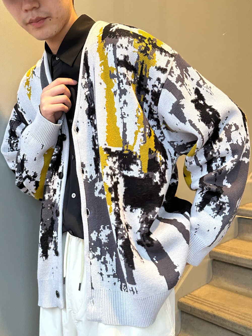 ブラック系のその他パンツ、ブラック系のブーツ、グレー系のカーディガン/ボレロを着用したメンズの冬コーディネートの2枚目の写真