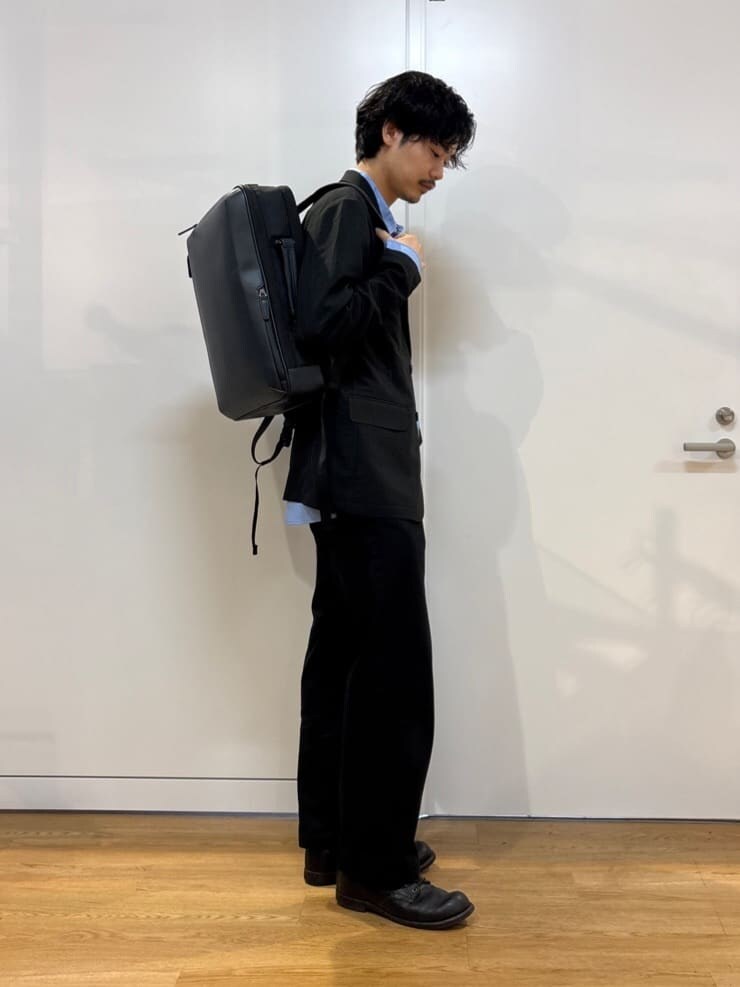 ブルー系のシャツ/ブラウス、ブラック系のセットアップ、ブラック系のバックパック/リュックを着用したメンズの春コーディネートの2枚目の写真