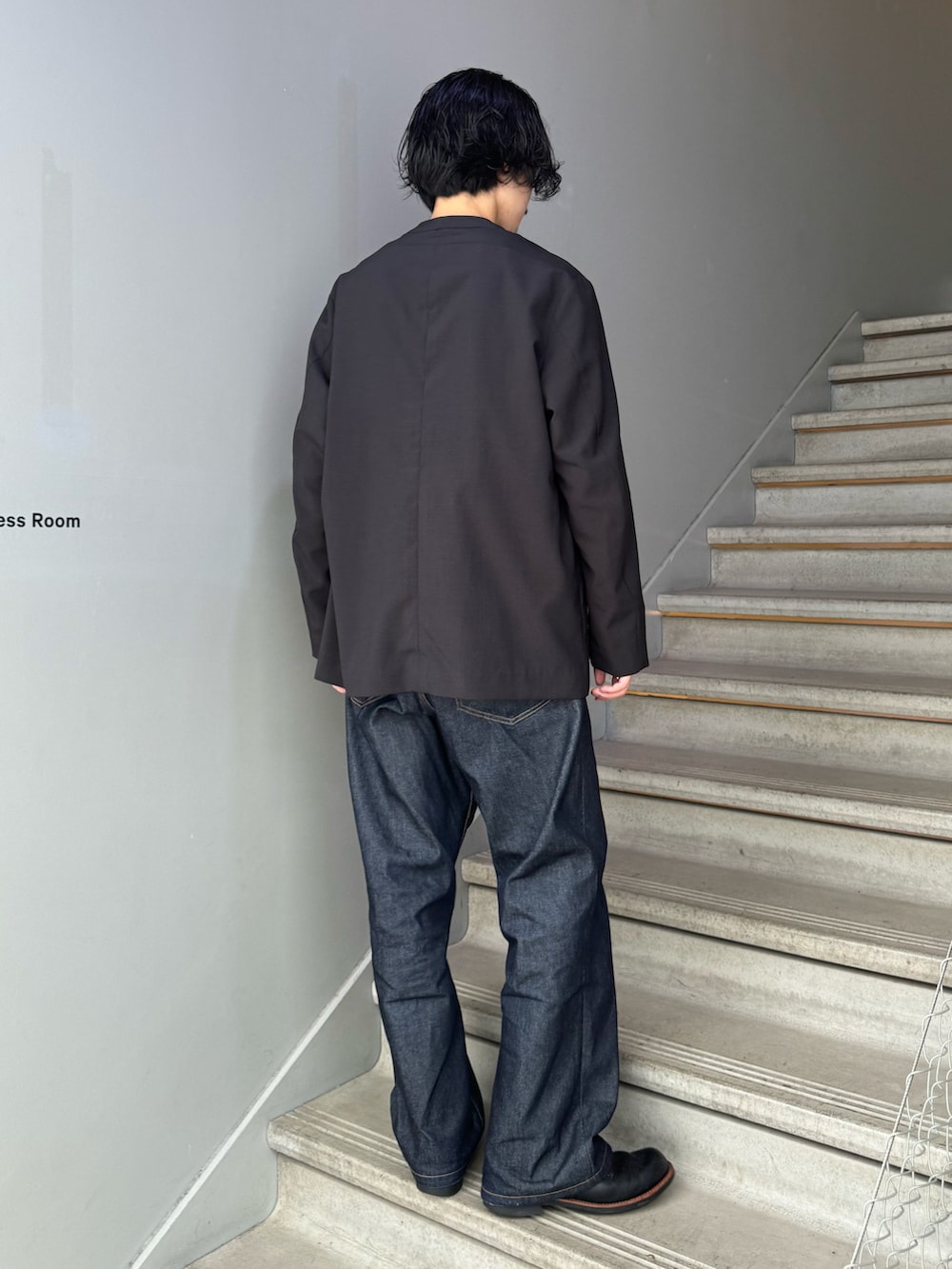 グリーン系のセットアップ、ブルー系のデニムパンツを着用したメンズの春コーディネートの3枚目の写真