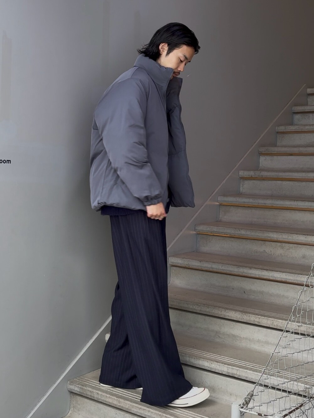 ブラック系のダウンジャケット/コート、ブルー系のその他パンツを着用したメンズの秋コーディネートの2枚目の写真