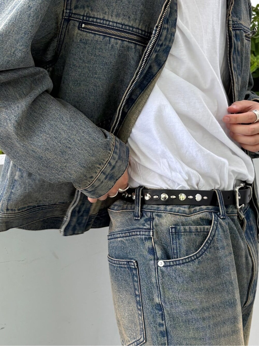 ブルー系のデニムパンツ、ブラック系のベルトを着用したメンズの夏コーディネートの3枚目の写真