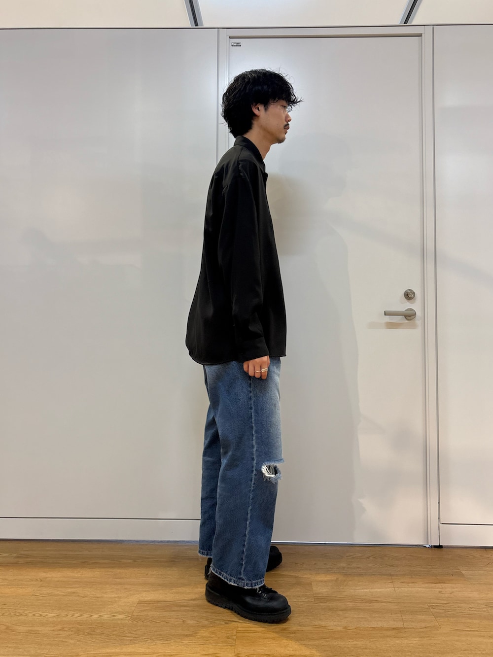 ブラック系のシャツ/ブラウスを着用したメンズの春コーディネートの2枚目の写真