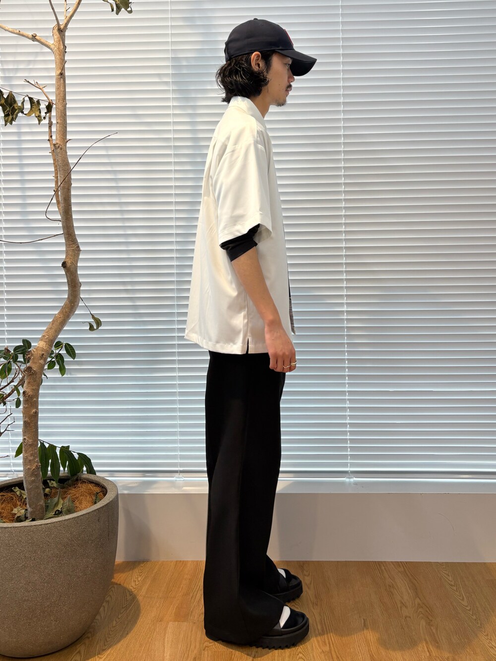 ブラック系のサンダル、ブラック系のその他パンツを着用したメンズの春コーディネートの3枚目の写真