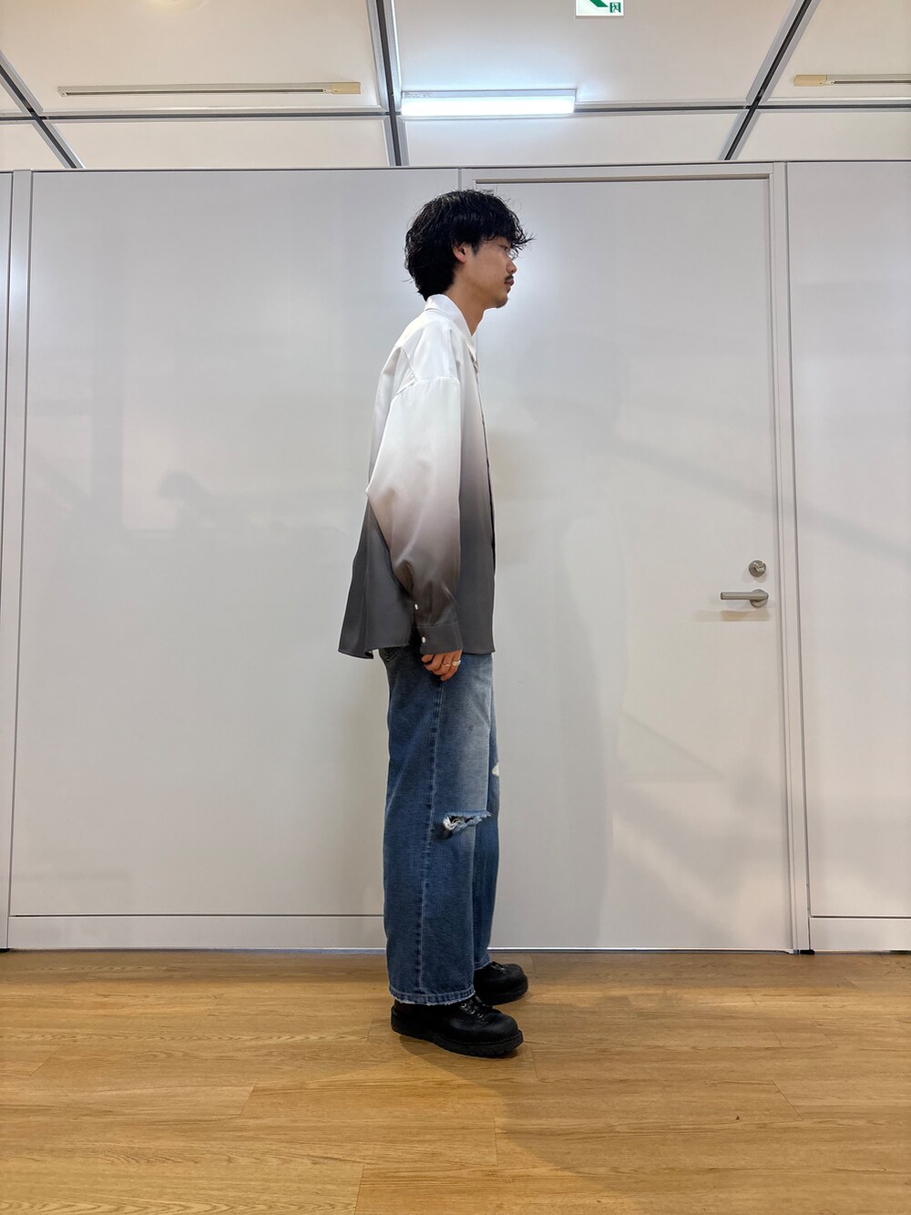 グレー系のシャツ/ブラウスを着用したメンズの春コーディネートの2枚目の写真